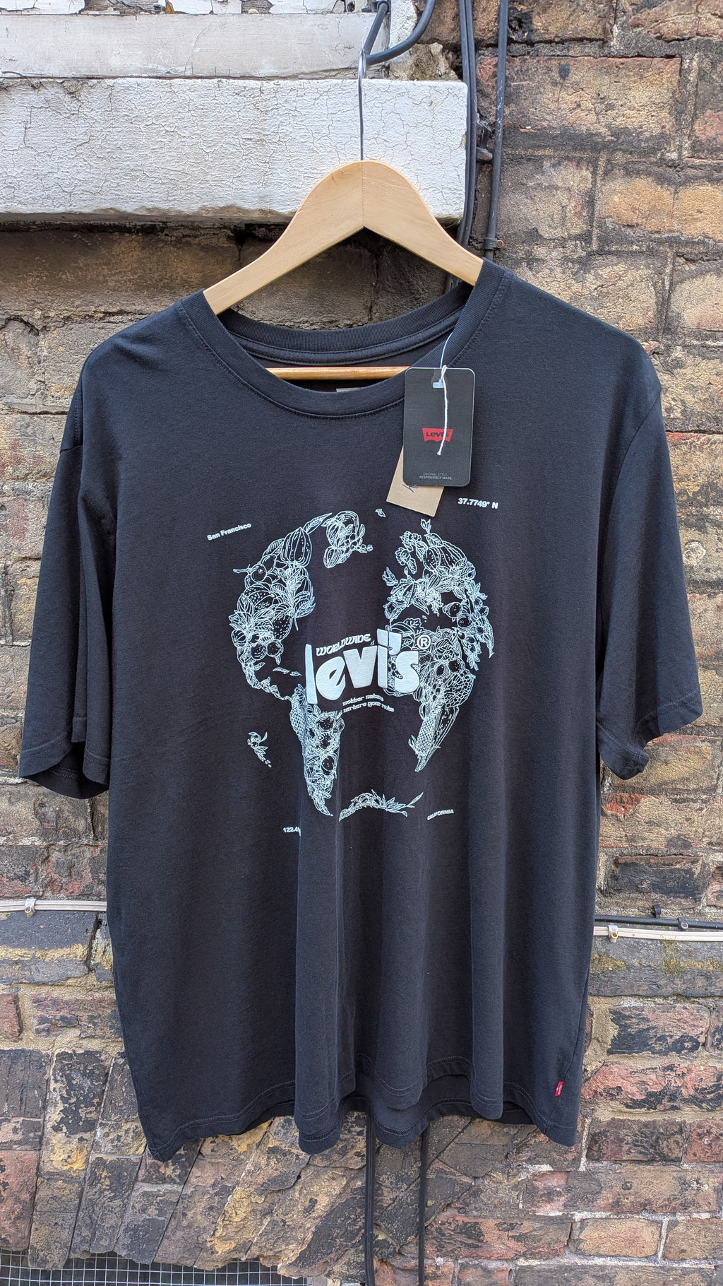 Levi’s Graphic T-Shirt – Black (XL) – BNWT