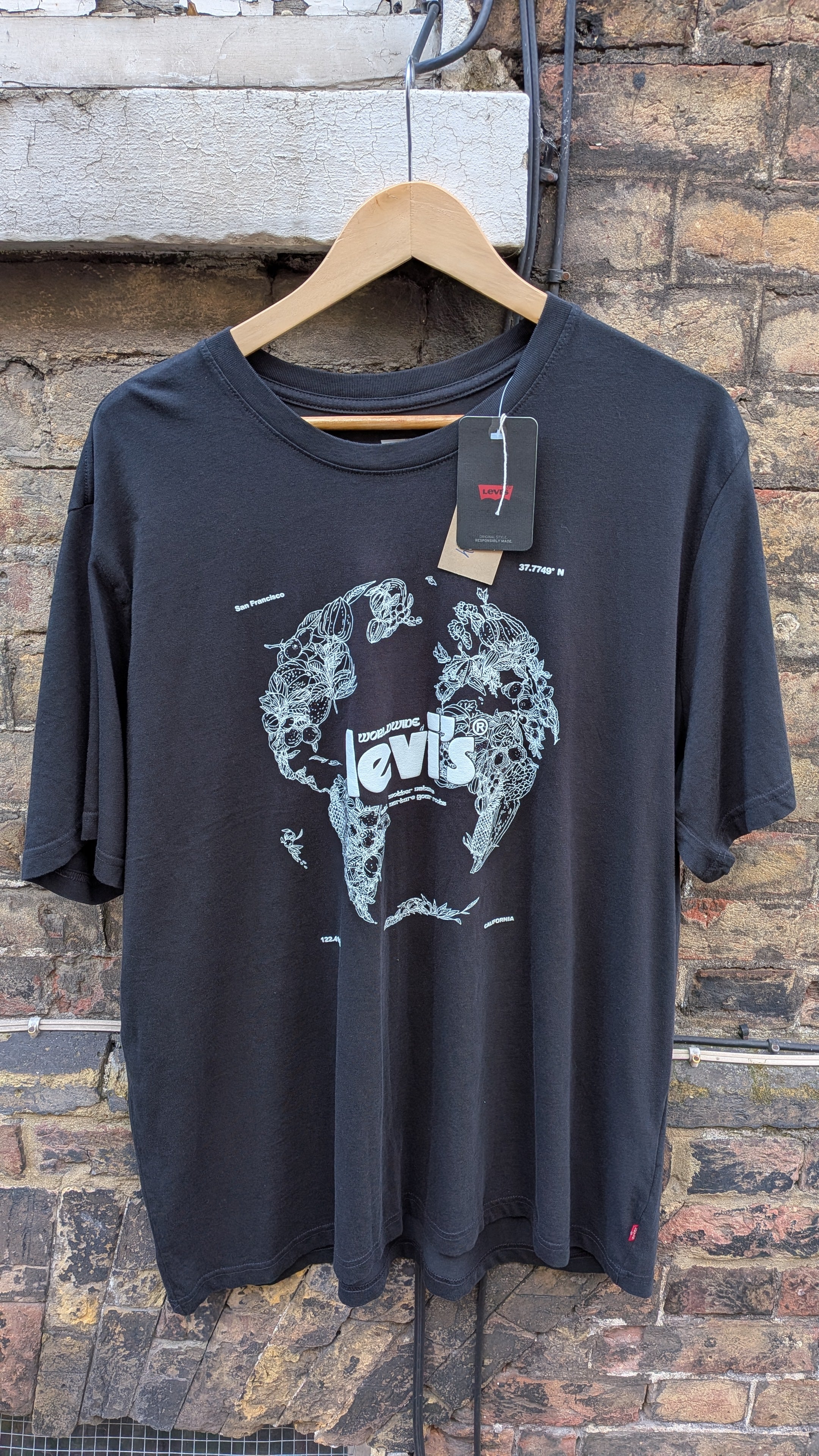 Levi’s Graphic T-Shirt – Black (XL) – BNWT